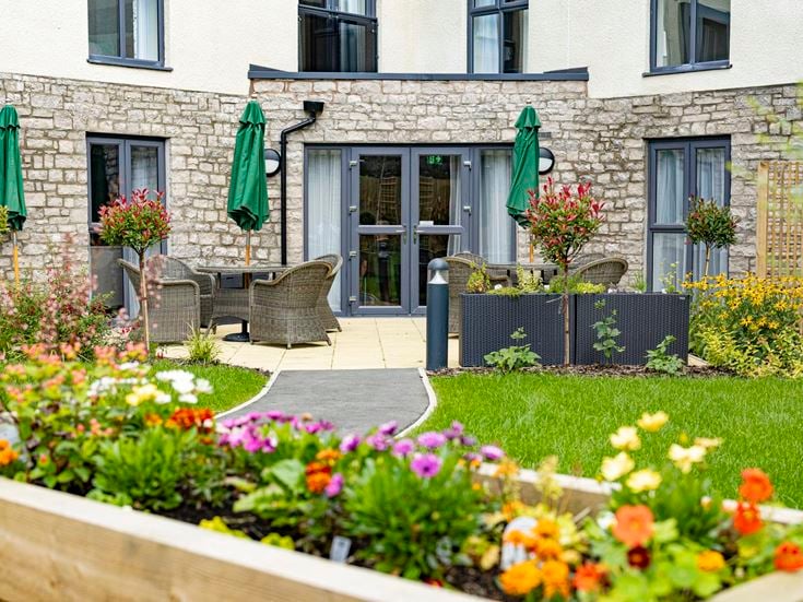 a garden in front of a building