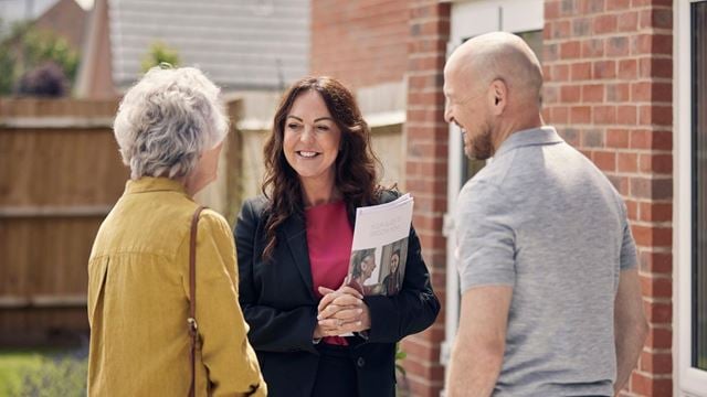 A McCarthy & Stone employee and resident discussing what benefits pensioners can claim