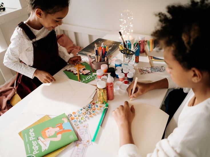 children doing art