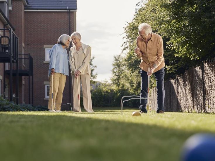 People golfing