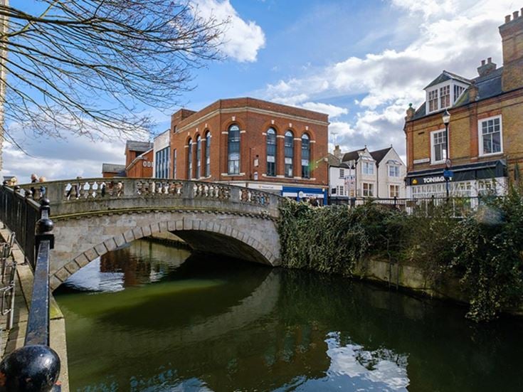 There are a variety of shops available in Chelmsford's town centre including plenty of cafes, bars, restaurants, theatres, museums and independent retailers