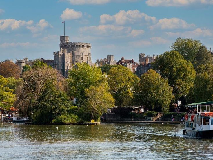 The river Thames running through Windsor, with Windsor Castle in the background