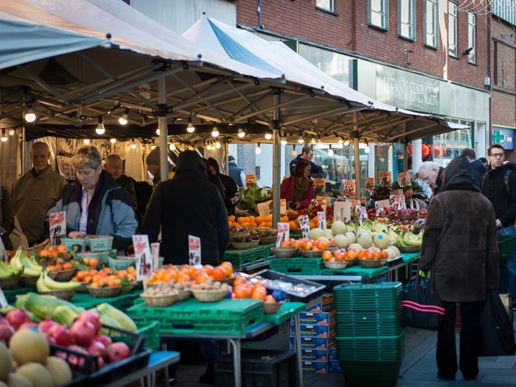 People shopping at Maidenhead farmers' market
