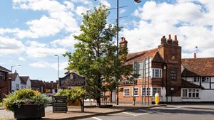 Street entrance of Wokingham with a welcome sign and local pub.