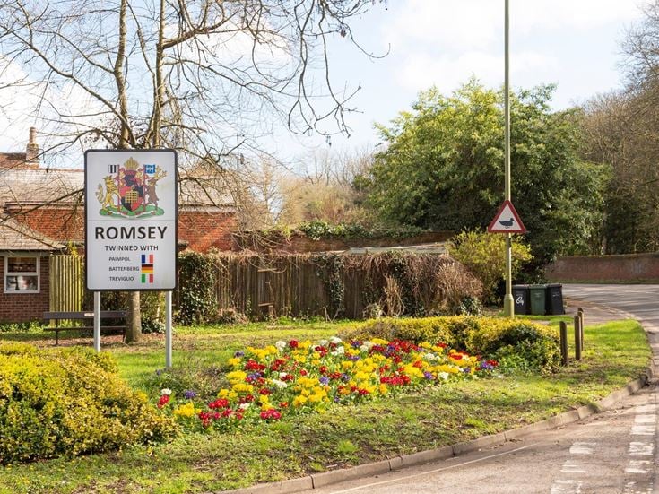 Romsey roadside welcome sign