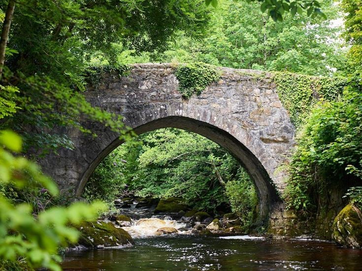 a stone bridge over a river
