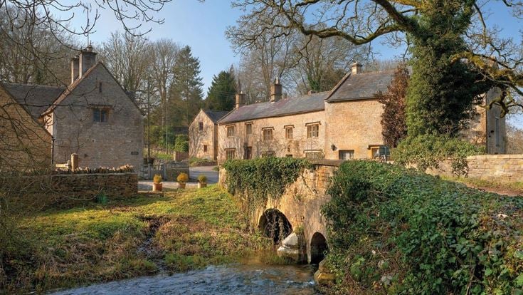 Cottages and a bridge overlooking the water in the Stow-on-the-Wold.