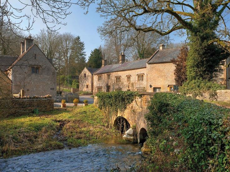 Cottages and a bridge overlooking the water in the Stow-on-the-Wold.