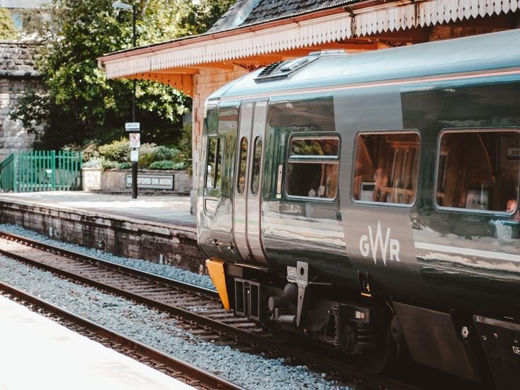 A GWR train at a station platform in Swindon.