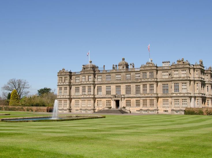 A lawn featuring a water fountain in front of Longleat House.