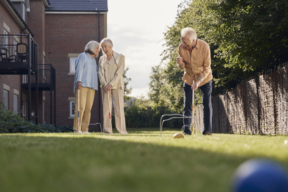 People golfing
