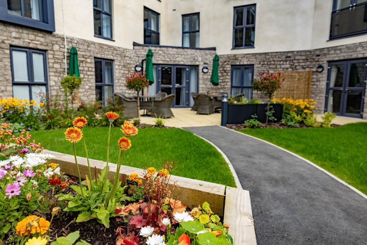 a garden in front of a building