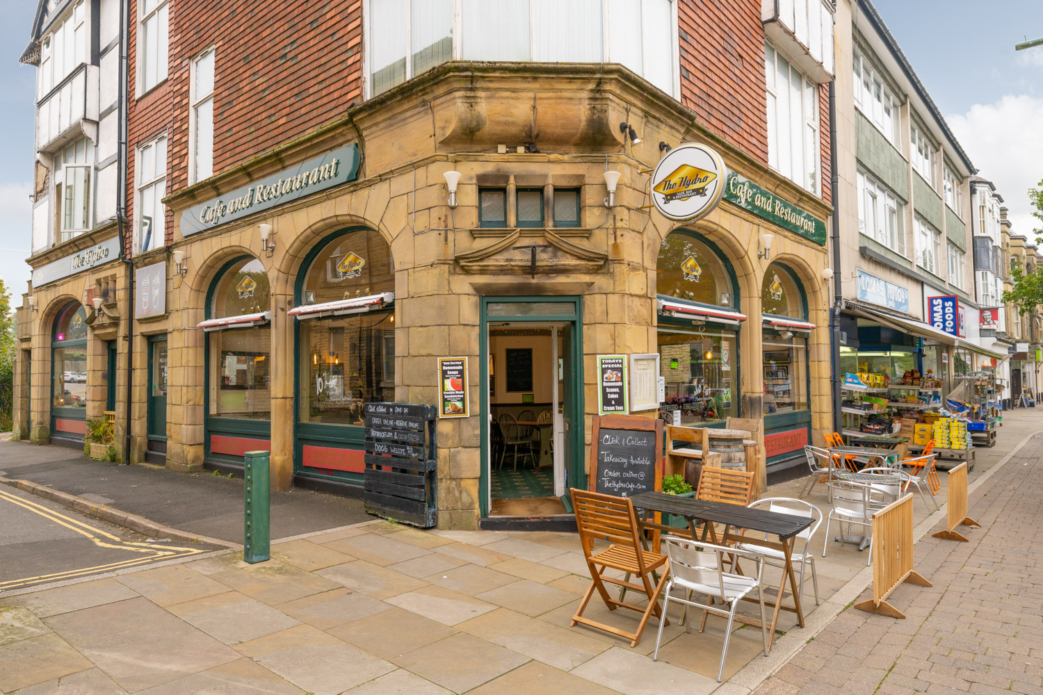 a cafe on a sidewalk