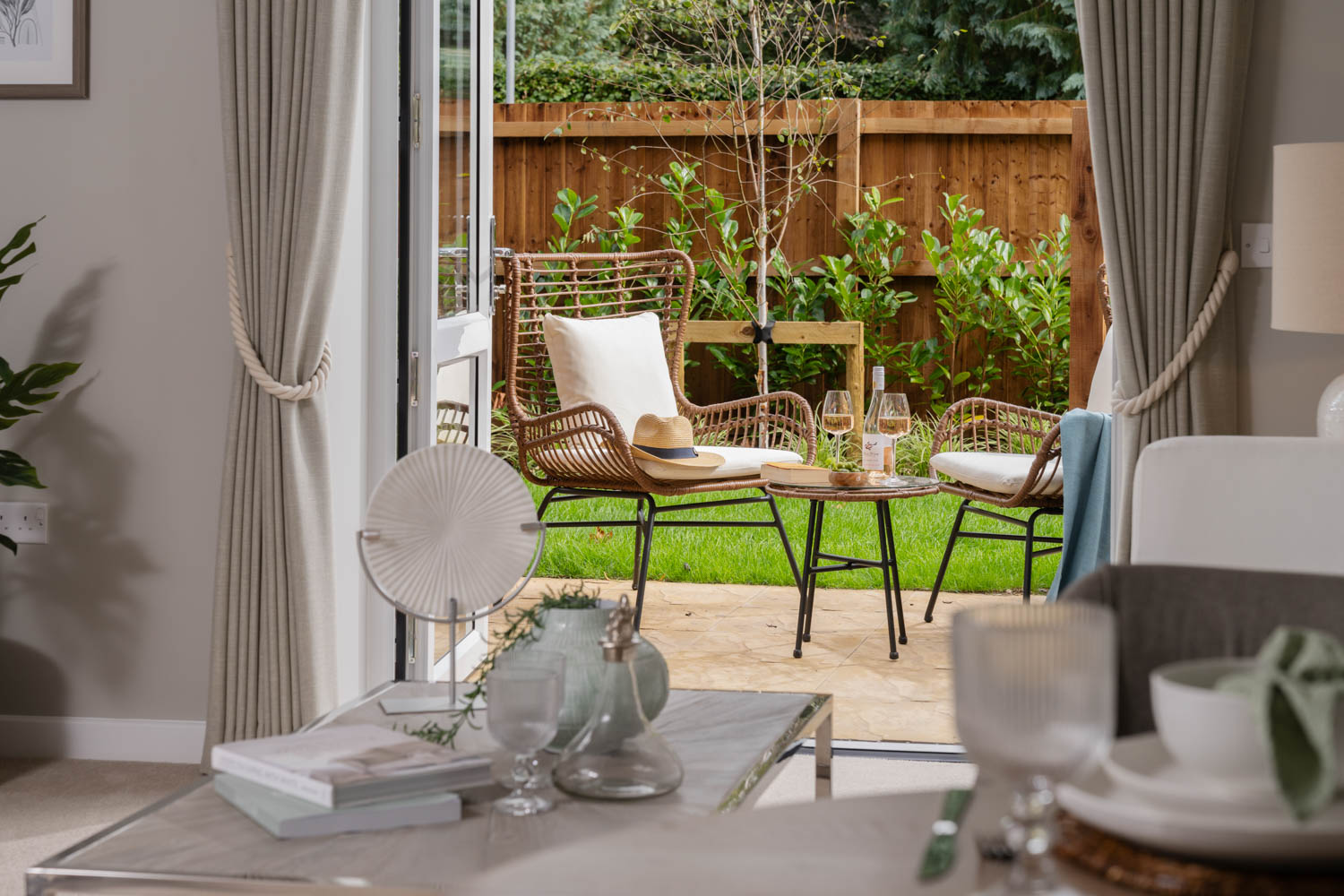 a table with chairs and a lamp
