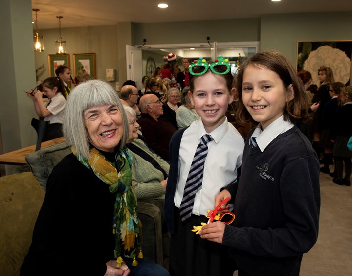 Roslin Place Homeowner with Hook Junior School Students