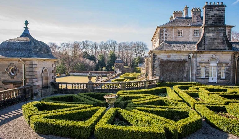 a garden in front of a building