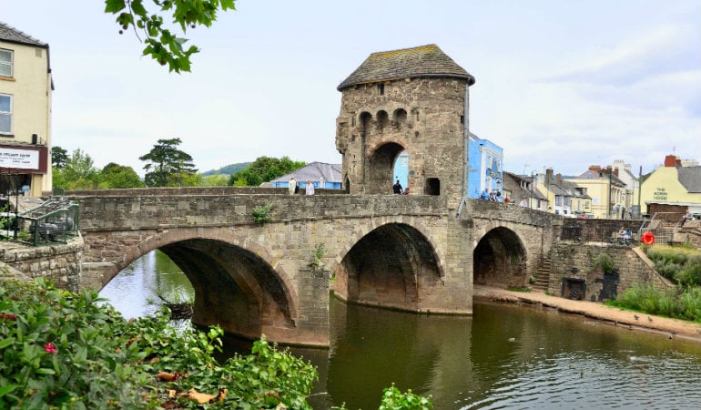 a stone bridge over a river