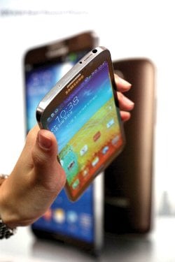 a hand holding a cell phone