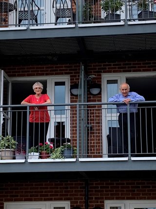 Pat_and_ray_on_balcony_at_shilling_place