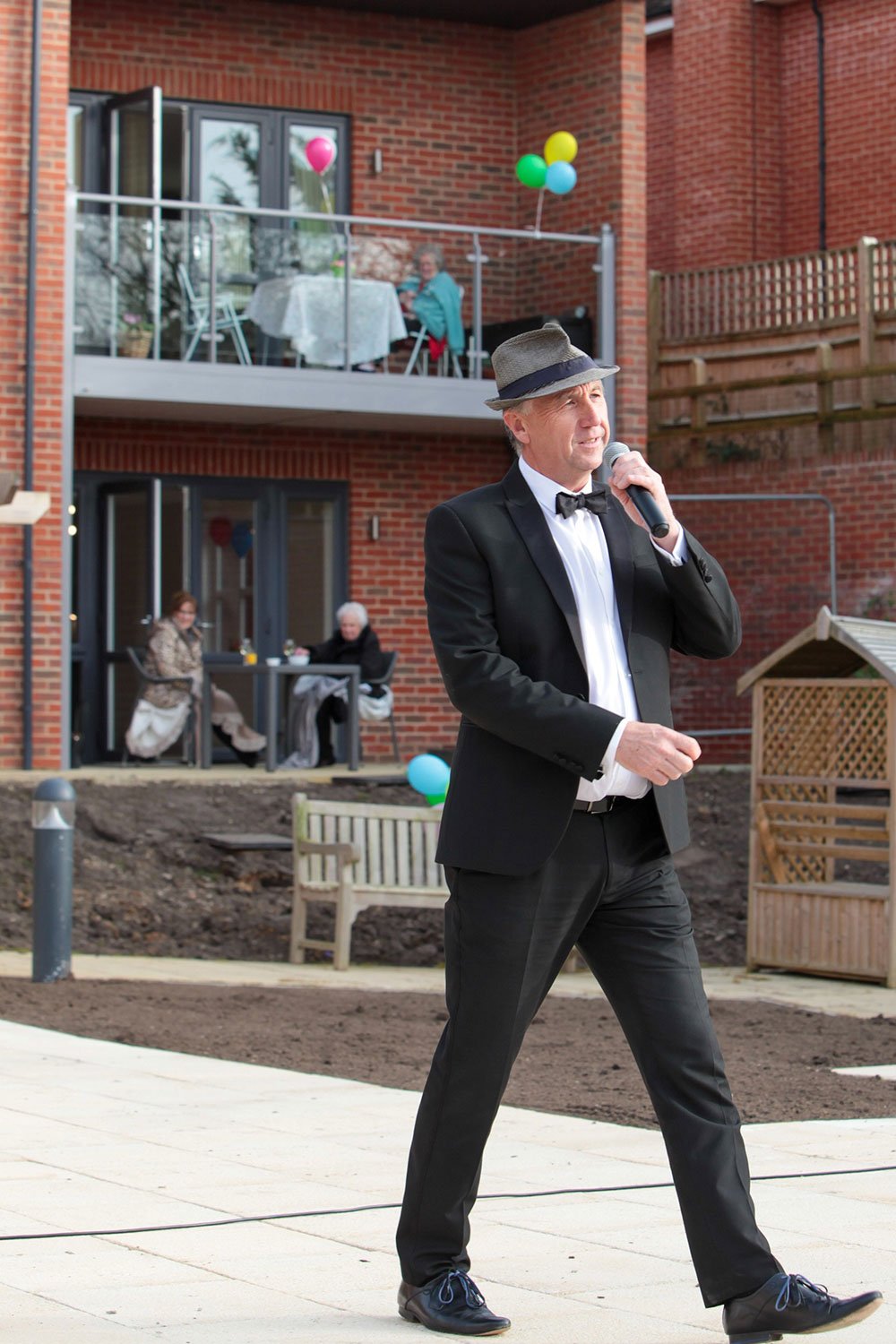 Dave-Dunbar-performs-for-Loddon-House,-Twyford-homeowners