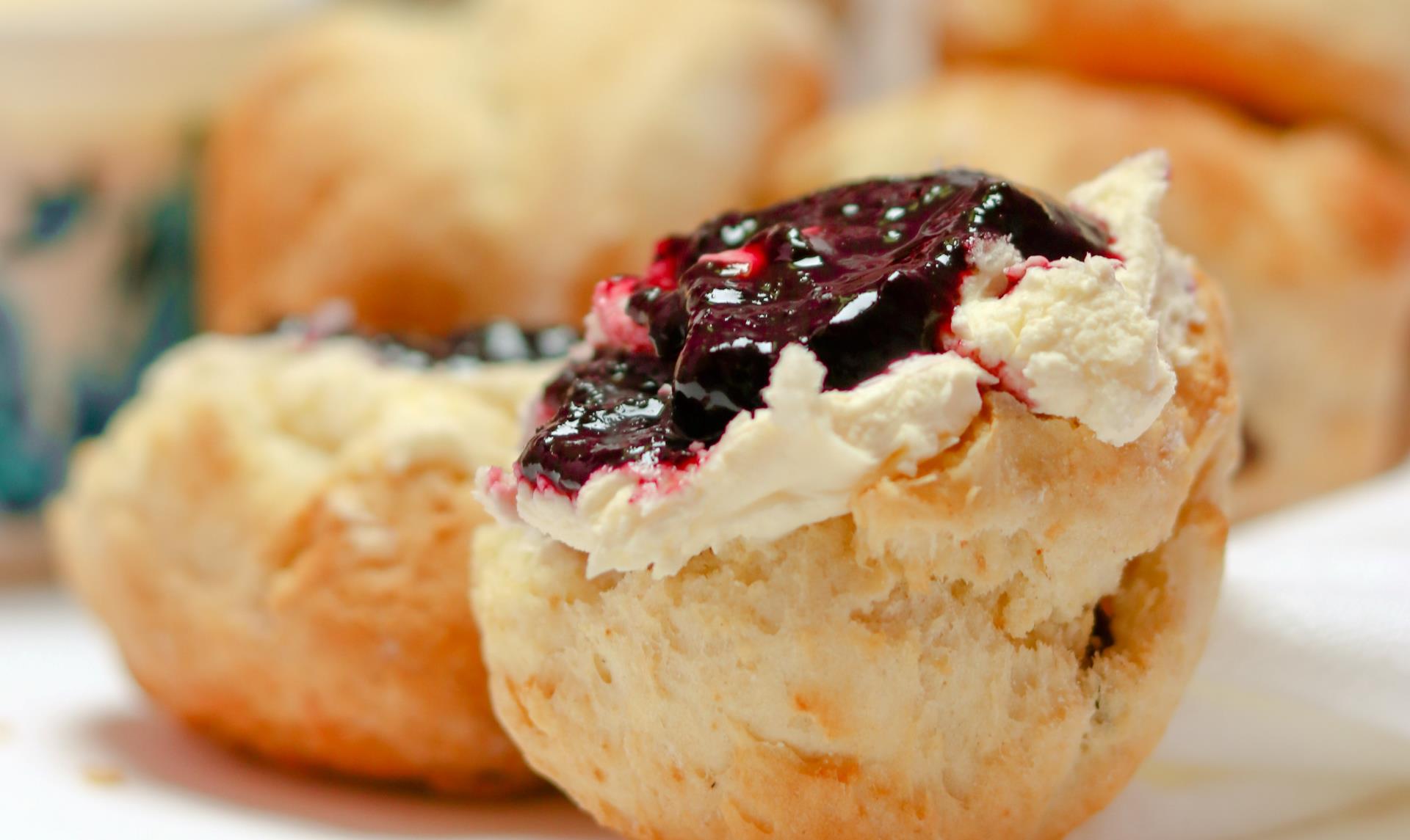 scone and jam 