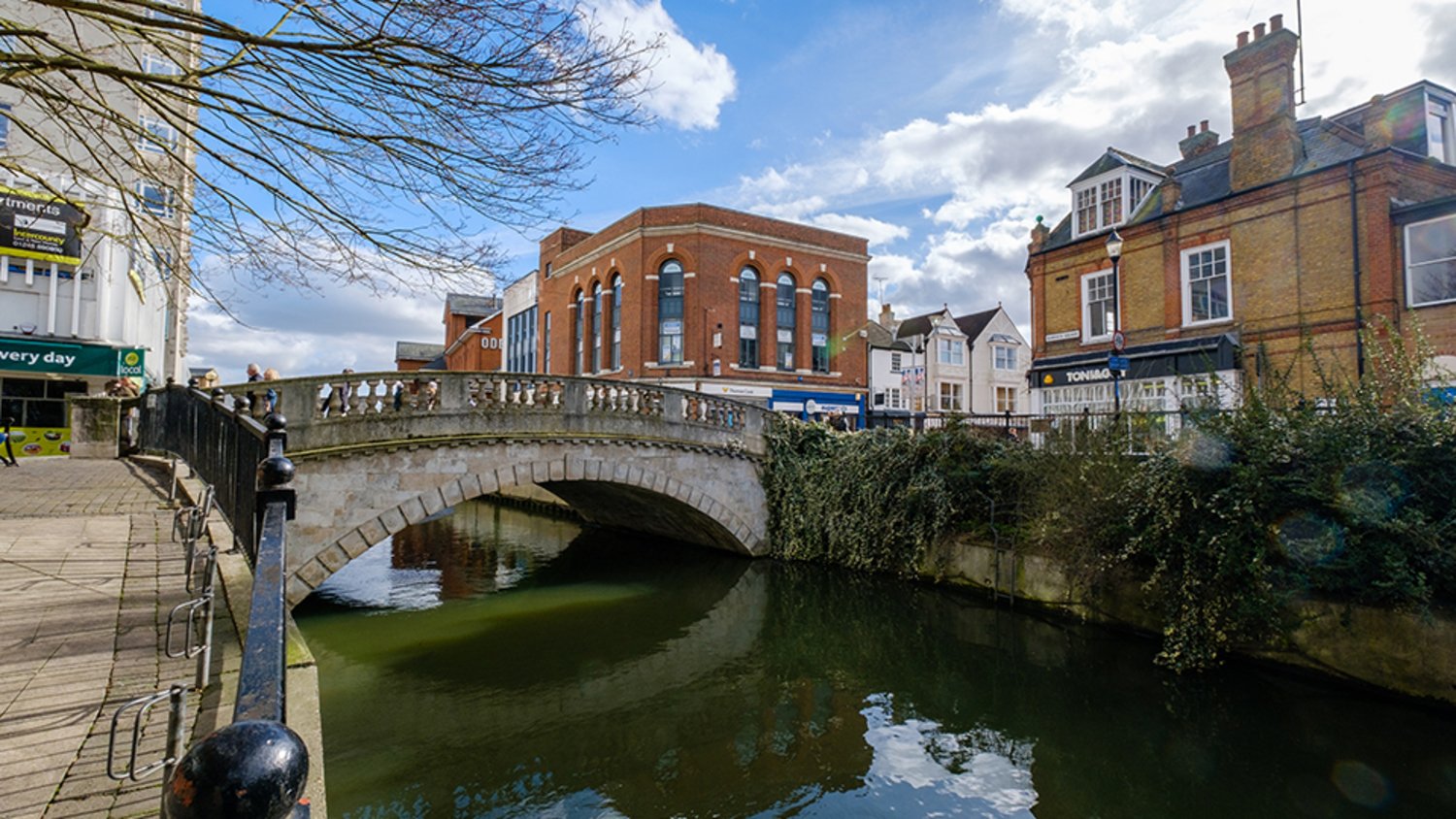 There are a variety of shops available in Chelmsford's town centre including plenty of cafes, bars, restaurants, theatres, museums and independent retailers