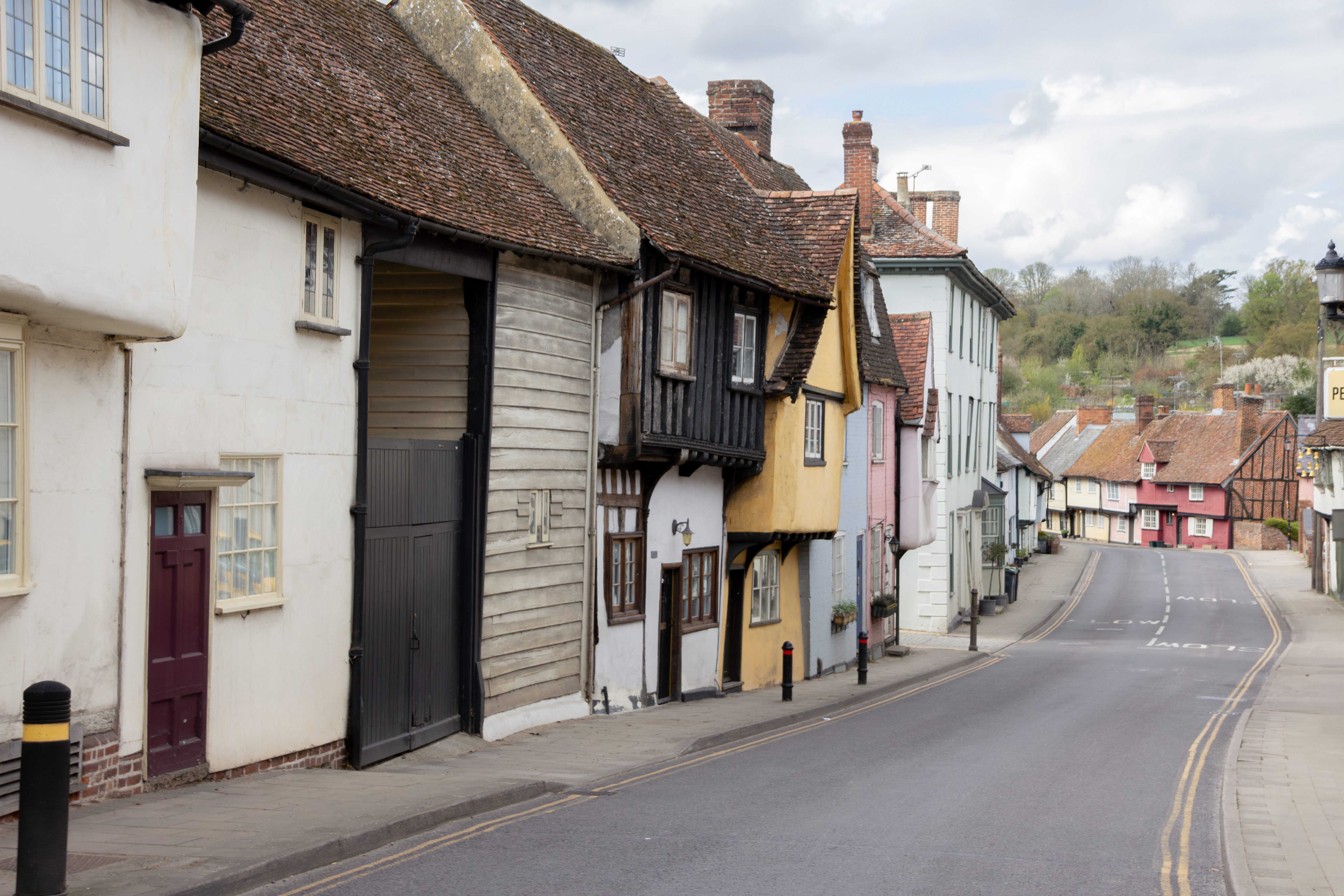 Multicolored cottages on a street in Saffron Walden, Essex.