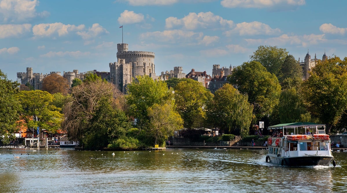 The river Thames running through Windsor, with Windsor Castle in the background