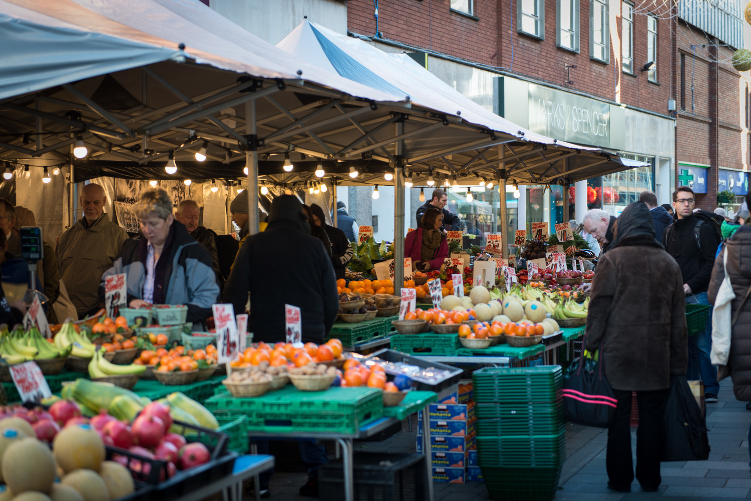 People shopping at Maidenhead farmers' market