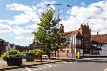 Street entrance of Wokingham with a welcome sign and local pub.