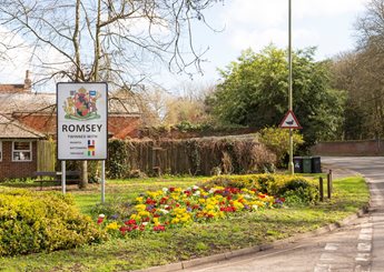 Romsey roadside welcome sign