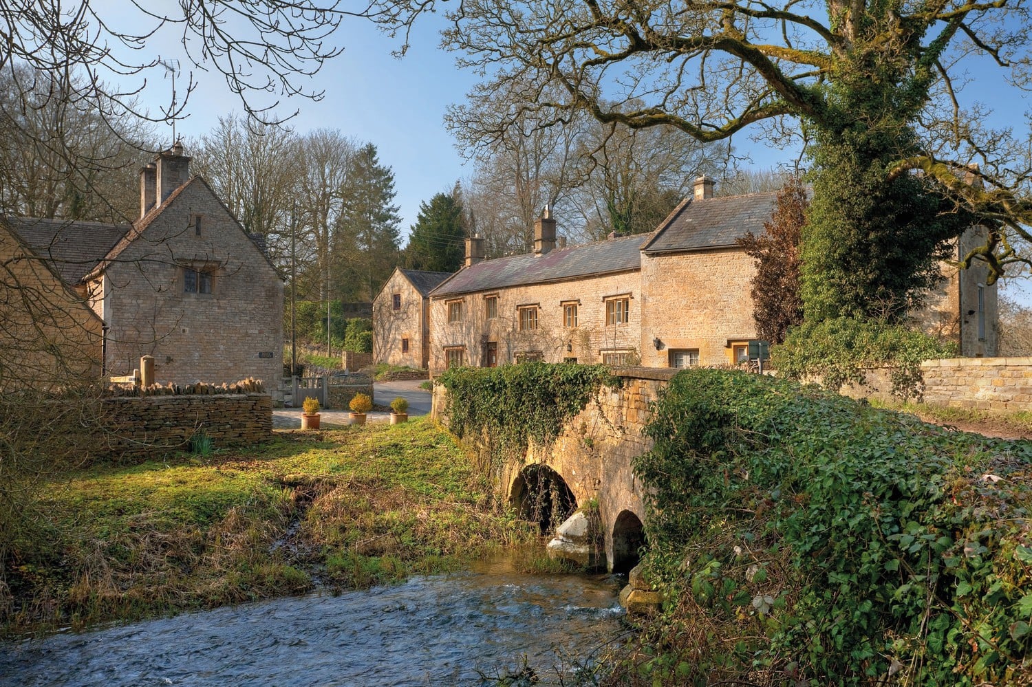 Cottages and a bridge overlooking the water in the Stow-on-the-Wold.