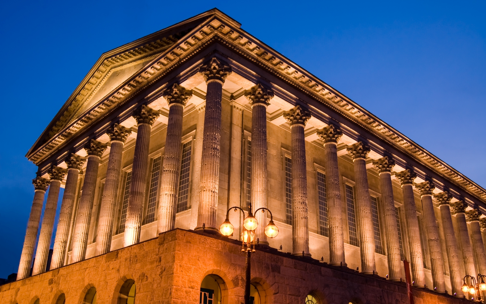 An exterior view of Birmingham Town Hall at dusk.